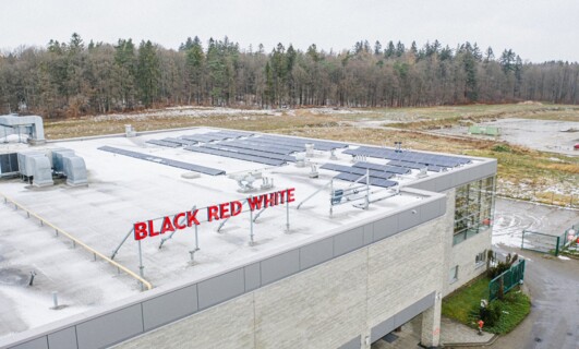 Salon Black Red White z zieloną energią od AVIA Solar